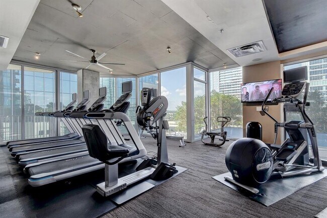 Gimnasio con vistas a la piscina - 360 Nueces St