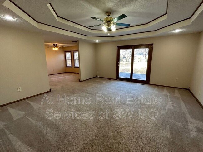 Building Photo - 549 E Rosewood St