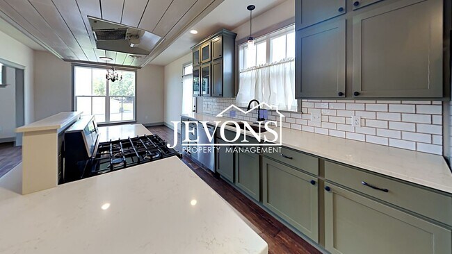 Foto del edificio - Spacious home with fully equipped kitchen and 2-car garage near Stewart Park