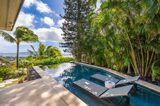 Foto del edificio - Kahala Hills Estate: Luxe Oceanview Villa w/ Infinity Pool, Gym & Views