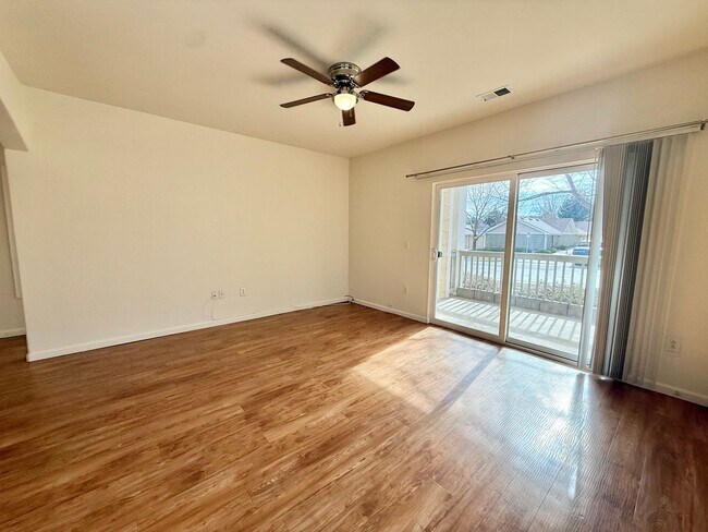 Foto del edificio - MUST SEE 2 Bed/2 Bath Condo in the Lakeshore at Centerra!