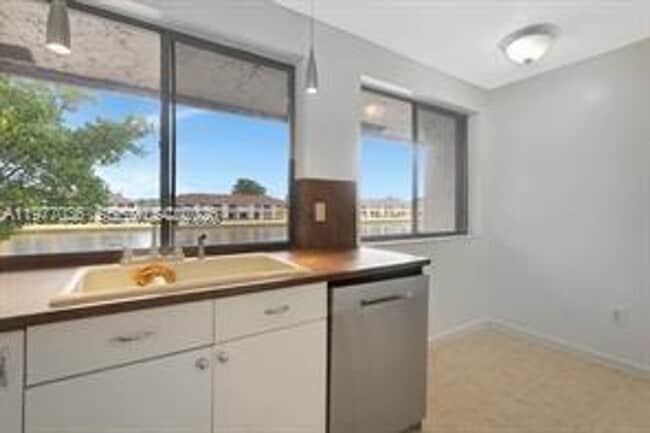 Foto del edificio - 615 NW 210th St