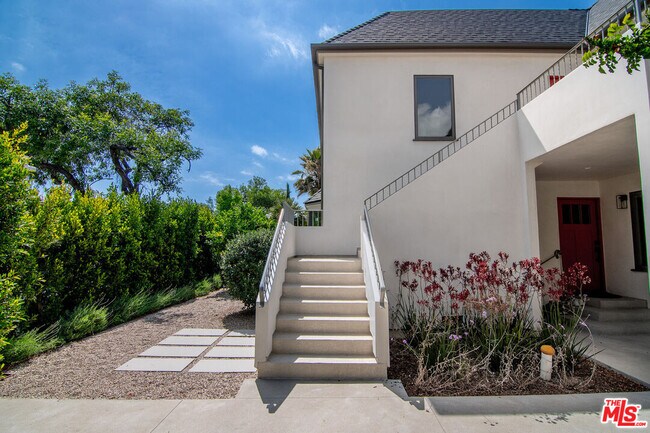 Foto del edificio - 8021 Blackburn Ave