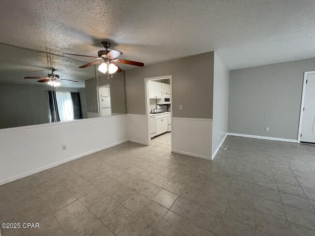 Foto del edificio - 2100 W Beach Dr