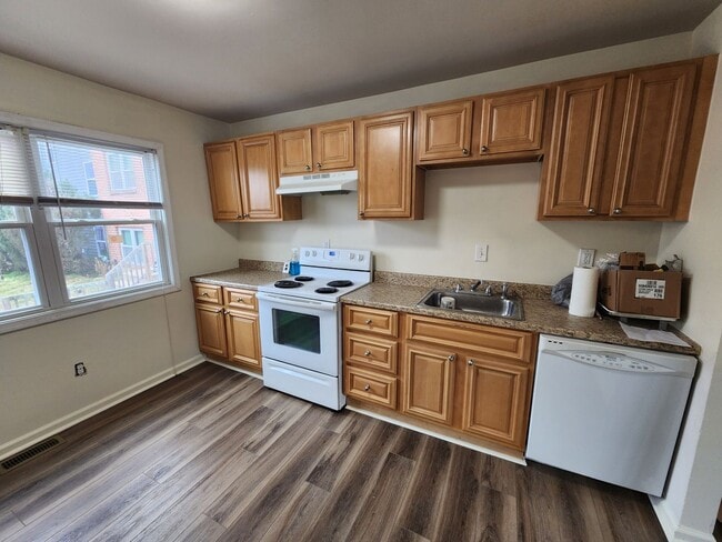 Foto del edificio - Spacious 3-bedroom, 1.5-bath end-unit townhome located in Edgewood