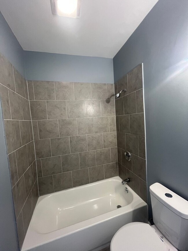 Building Photo - Beautiful Fully Renovated 2/1 Duplex!