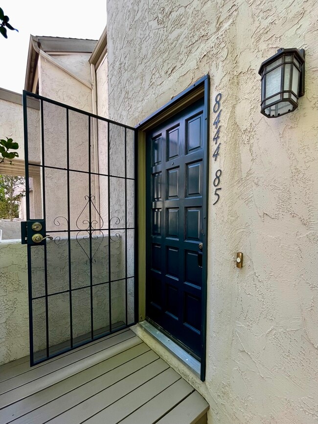 Puerta principal - 8444 Via Sonoma