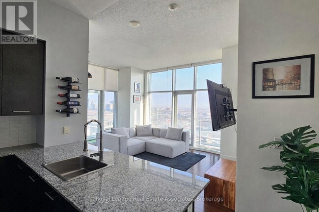 Building Photo - 365 Prince of Wales Dr