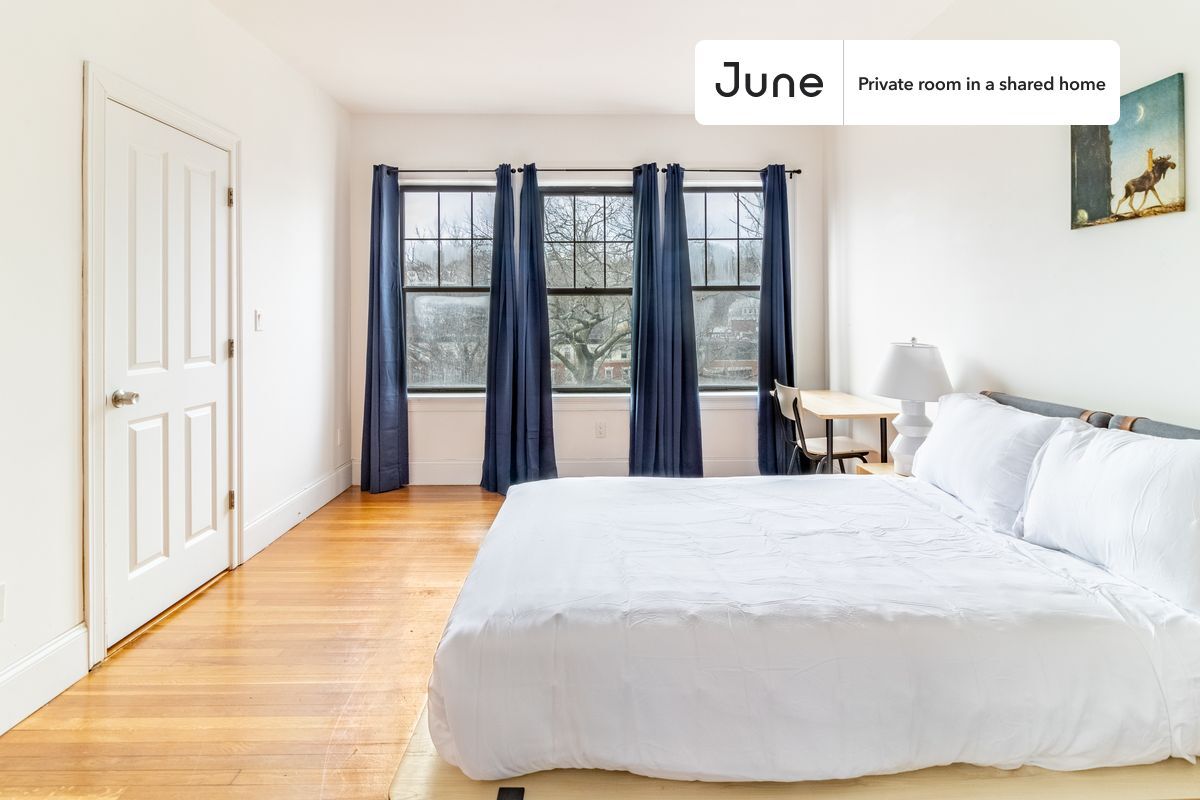 Foto principal - Private bedroom in 4 bed/2 bath Home