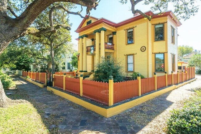 Building Photo - 2927 Bernardo De Galvez Ave