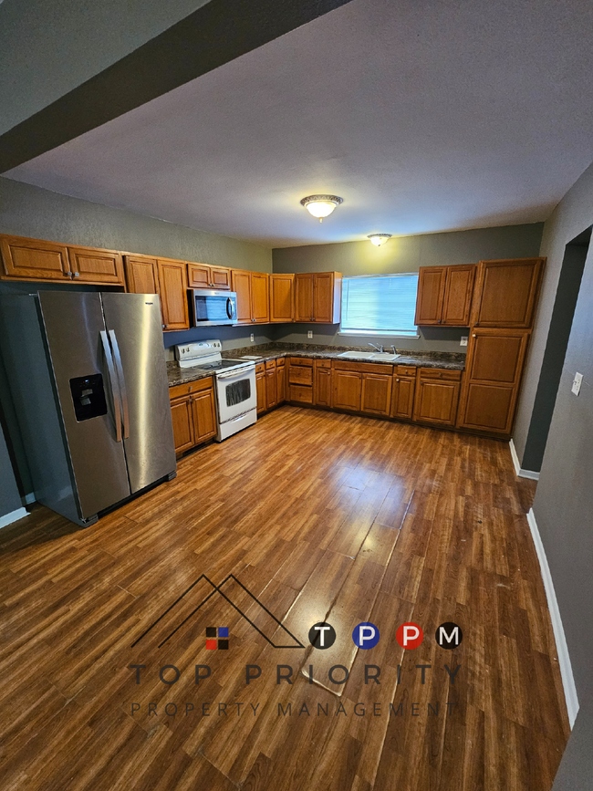 Building Photo - Newly Remodeled 3 Bedroom | 1 Bathroom Dup...