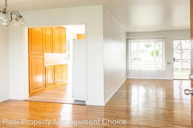 Building Photo - 3 br, 1 bath House - 158 E 230th St