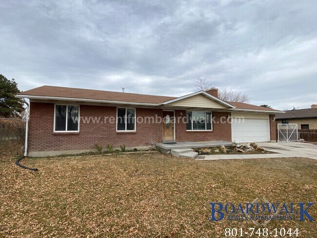 Building Photo - Great 5 Bed Now Available in Riverton