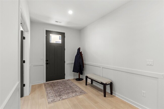 Foto del edificio - 16505 Honey Locust Dr