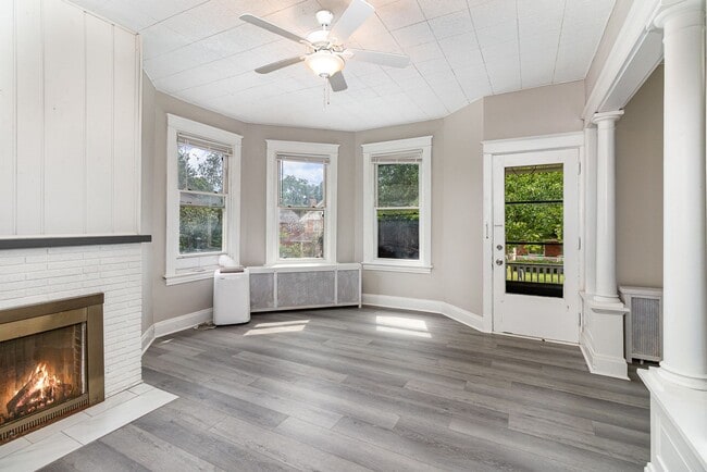 Building Photo - Gorgeous 2 Bedroom 1 Bathroom House