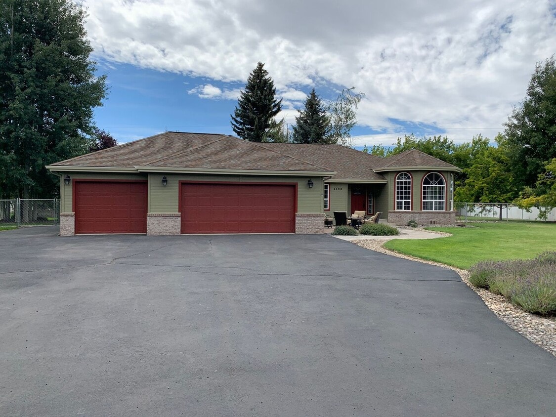 Primary Photo - 4 Bedroom, 2 Bath near Pine Grove