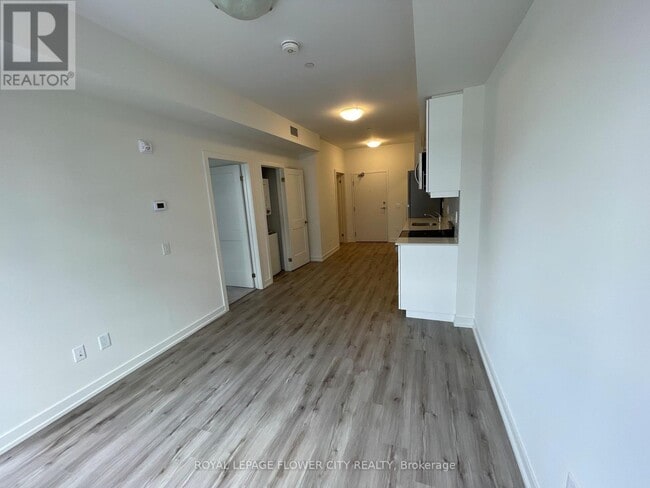 Photo du bâtiment - 247 Northfield Dr E