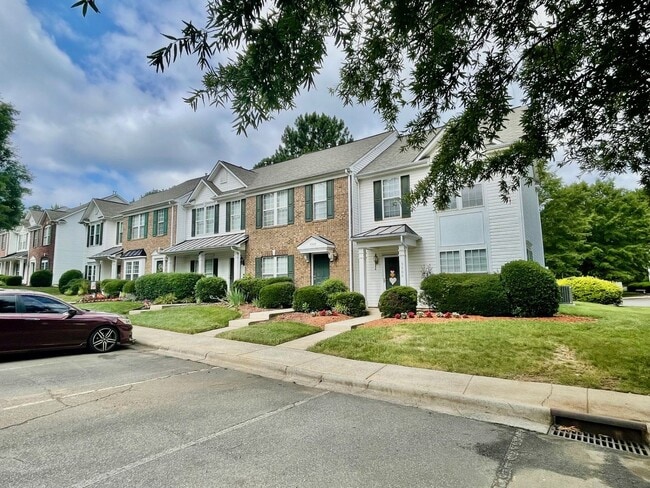 Foto del edificio - Beautiful 2 bedroom 2 1/2 bath townhouse close to prosperity church Rd!