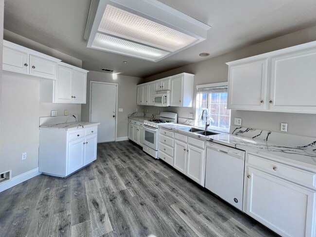 Foto del edificio - $2,750 West Fresno Near Island Water Park  4 Bed W. San Ramon