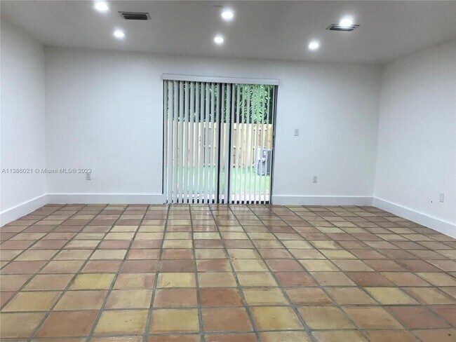 Foto del edificio - 1041 NE 210th Terrace
