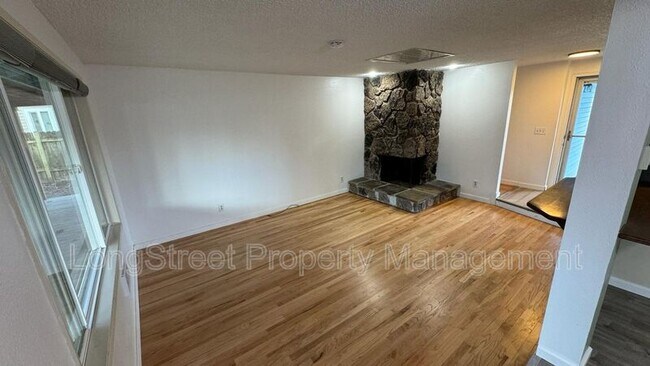 Building Photo - 1010 Tyson Pl SW