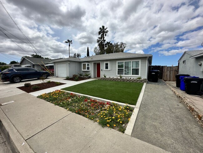 Building Photo - 5BD/2BA with a Private Yard! (Lease out, p...