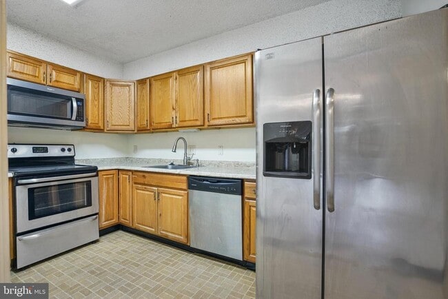Building Photo - 3800 Powell Ln