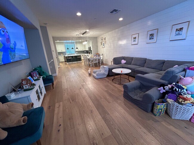 Foto del edificio - Brighton Oaks Beauty Just Steps from Downt...