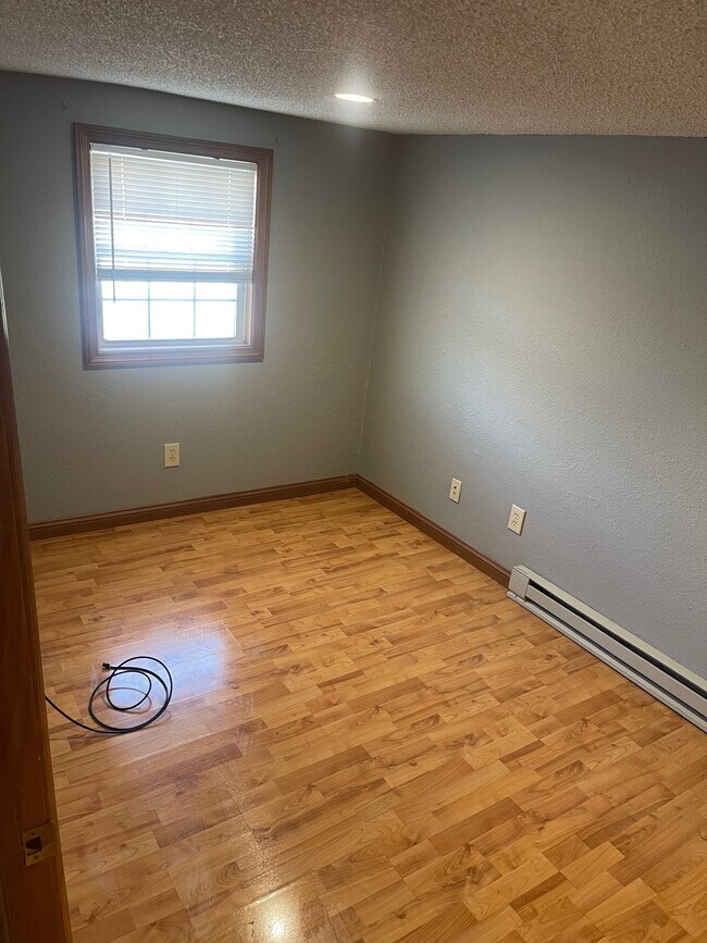 Bedroom - 620 Court St W