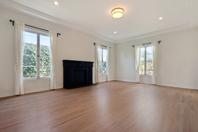 Building Photo - 358 S DOHENY Dr