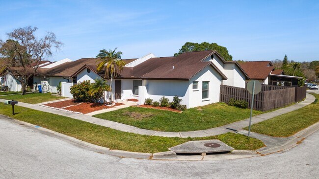 Building Photo - Super updated and gorgeous 3/2 villa!