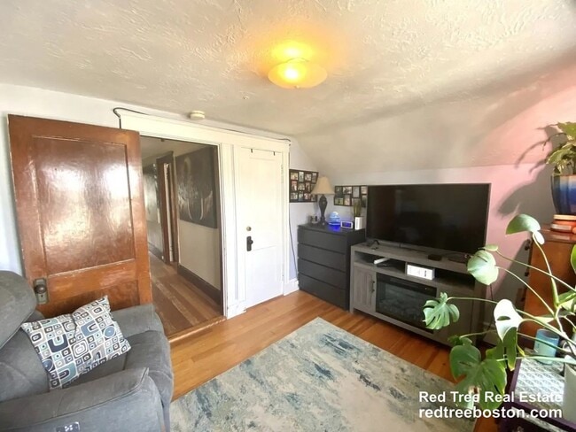 Building Photo - 92 Hobart St