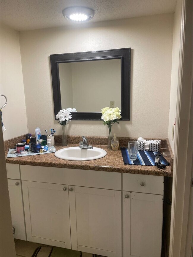 Foto del edificio - Location, location, location! 875 SF Unit-...