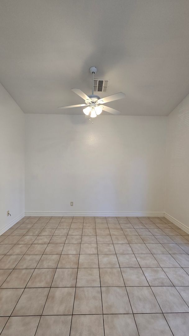 Foto del edificio - 7912 Rushing River Ct