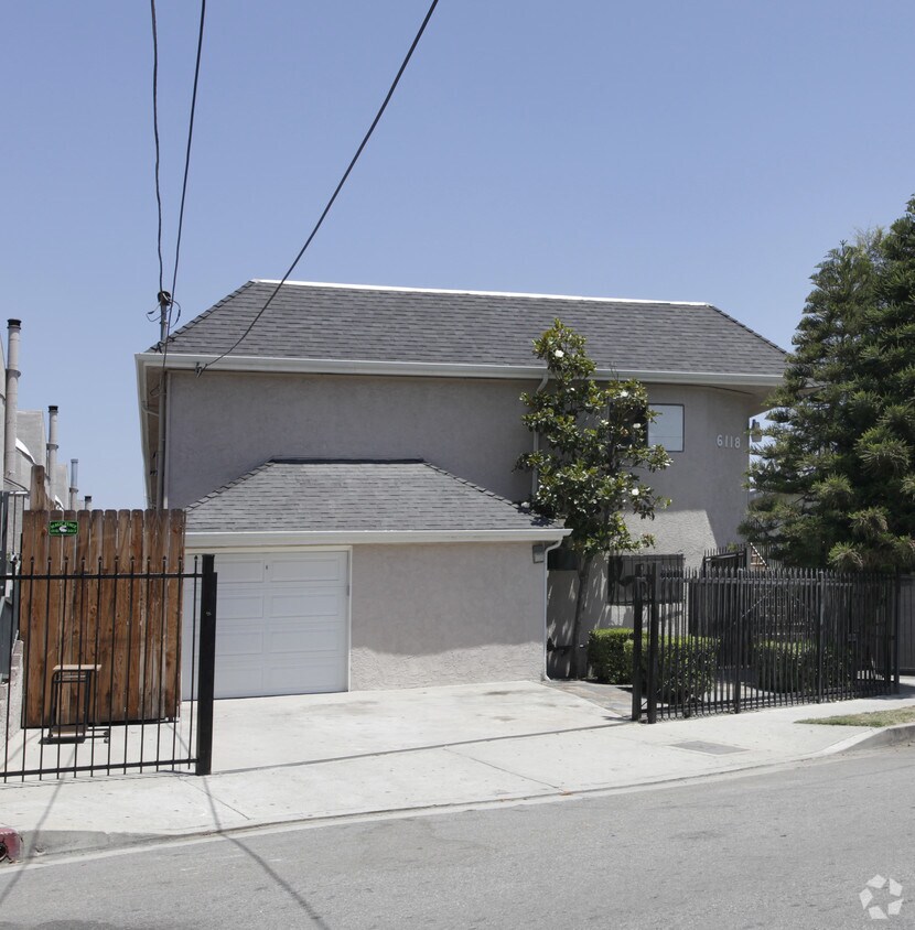 Foto del edificio - 6118 Hazelhurst Pl