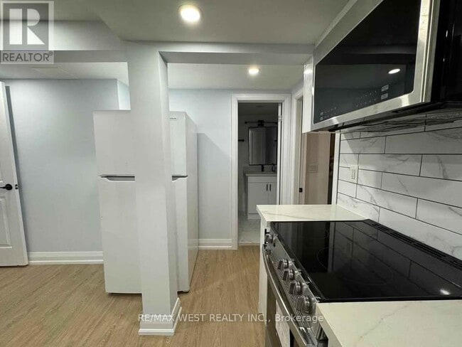 Building Photo - 2401 Hemlock Ct