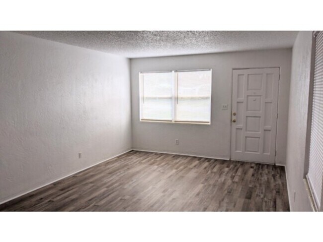 Foto del edificio - Steps from the Beach! 2 Bedroom 1 Bath Bun...