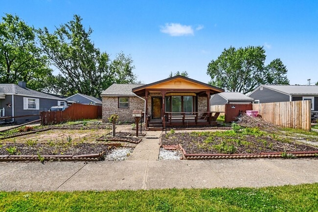 Building Photo - 2527 Riverside Dr