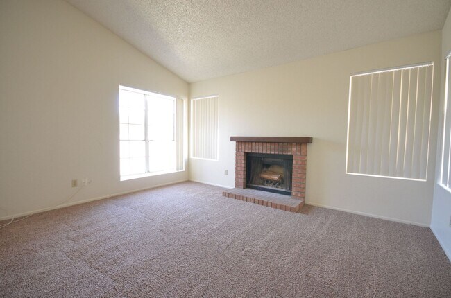 Foto del edificio - BEAUTIFUL, SPACIOUS 2 BED AND 2 BATH HOME ...