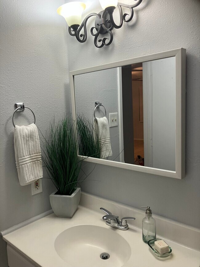 2nd full bathroom - 3523 Horizon Lake