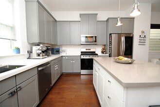 Building Photo - 1262 N Post Oak Rd