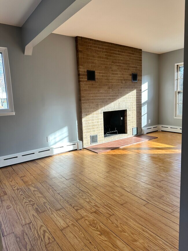 Building Photo - 8636 Greenwood Ave