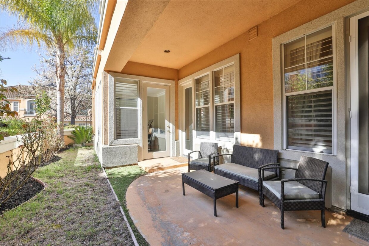 Primary Photo - Beautifully remodeled condominium in the R...