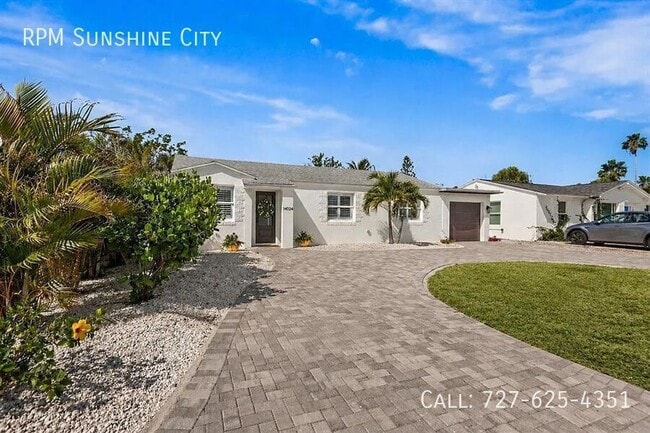 Building Photo - 14024 N Bayshore Dr
