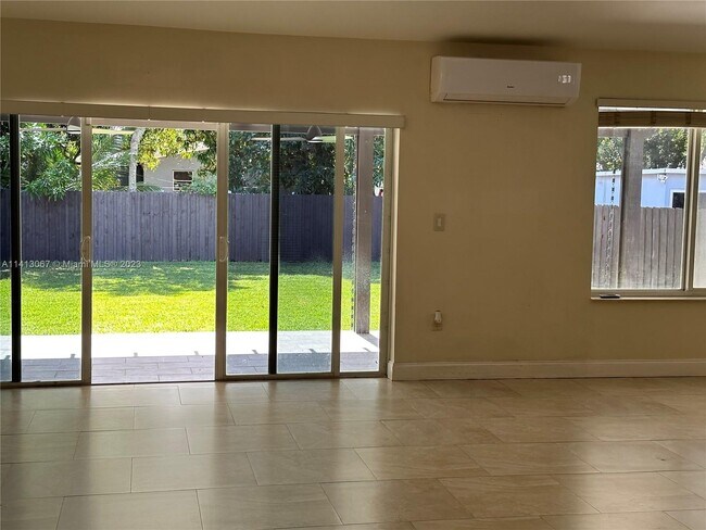 Foto del edificio - 840 NE 159th St