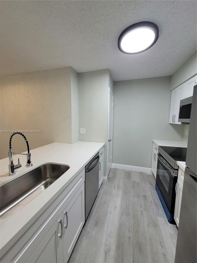 Building Photo - 2890 N Oakland Forest Dr