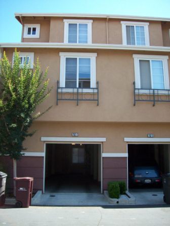 Foto del edificio - Nor Cal Realty, Inc. - 2 bedroom, 2.5 bath townhouse with 2 car garage