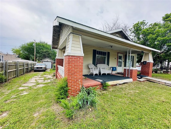 Building Photo - 1204 N Beard Ave