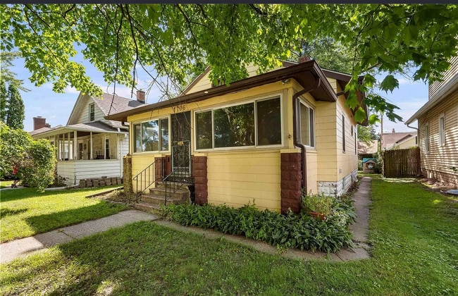 Building Photo - Spacious 2-Bedroom with 2 Car Garage in Rock Island!