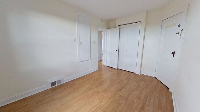 Building Photo - 2nd Floor Apartment